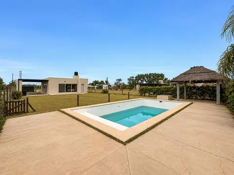 Casa en venta de 2 dormitorios y pileta en Funes Town