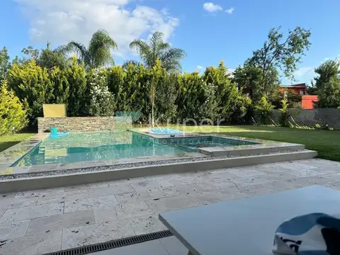 BARRIO SANTA GUADALUPE, VENTA CASA 3 DORMITORIOS CON PILETA Y JACUZZI