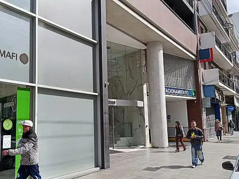 Oficina alquiler 380 m2 Abasto Nueva 22 m de frente vidriado