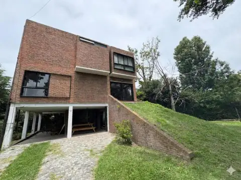 Talcahuano esq. Sanabria. Casa en venta CUBA Villa de Mayo. Lote 897 m2 y 238 m2 Cubiertos.