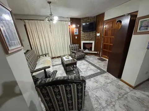 Casa 9 ambientes con 3 baños