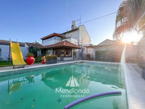 Chalet de 6 ambientes con cochera p/ 6 autos y piscina. Pinos de Anchorena.