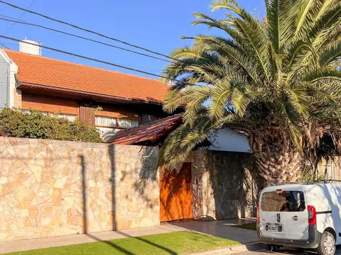 Casa en Venta con 6 cocheras