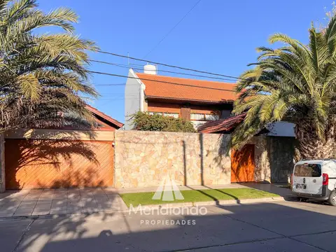 Casa 6 ambientes con 4 baños