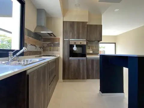 Casa 4 ambientes con 2 baños
