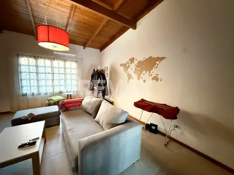 Casa 7 ambientes con 2 baños