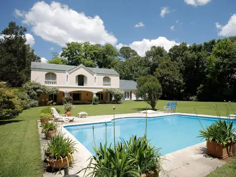 Casa en venta con vista al golf con espectacular lote-Teresa Urdapilleta Propiedades -