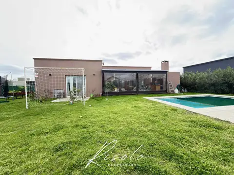 Casa en Venta. 3 dormitorios. Pileta. Parrilla. Posible Ampliacion. Cocina. Barrio Cerrado. Escobar