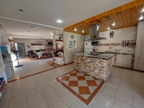 Casa en Venta con 3 cocheras