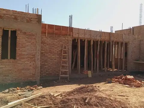 Casa 8 ambientes con 2 baños