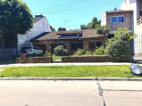 CASA 4 AMB  EN VENTA VILLA ADELINA JARDIN PILETA
