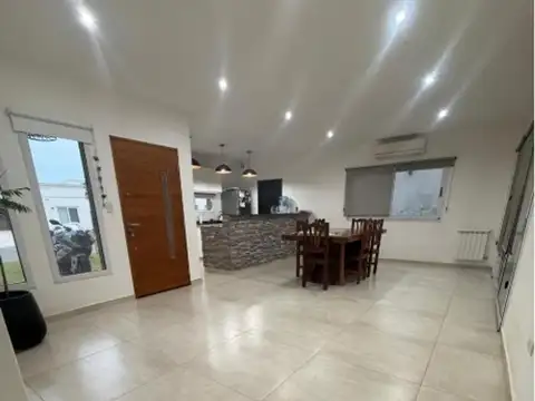 Casa en Venta con 3 cocheras