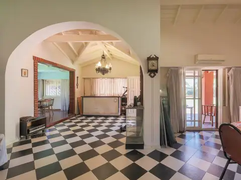 Oportunidad única en Don Torcuato - Lote de 3.816 m² con viviendas y salón habilitado