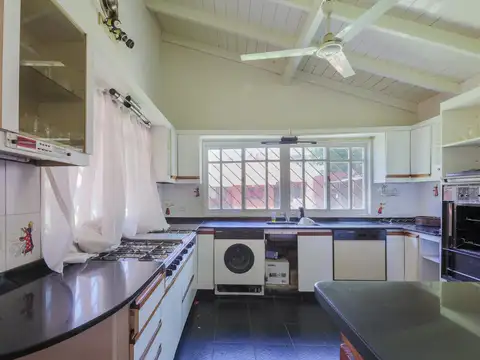 Oportunidad única en Don Torcuato - Lote de 3.816 m² con viviendas y salón habilitado