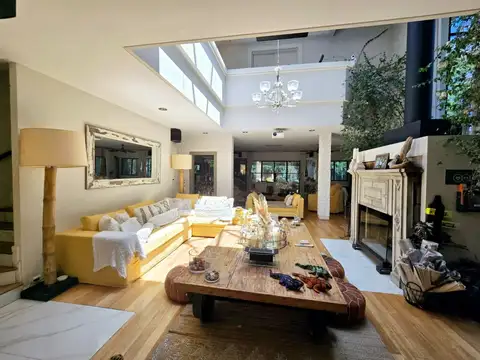 Casa en Venta con 7 cocheras