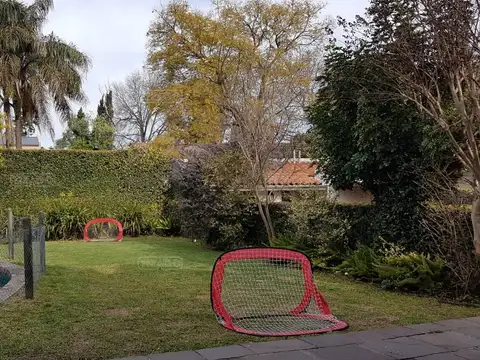 Casa en Venta en Barrio Hipico, USD 440.000