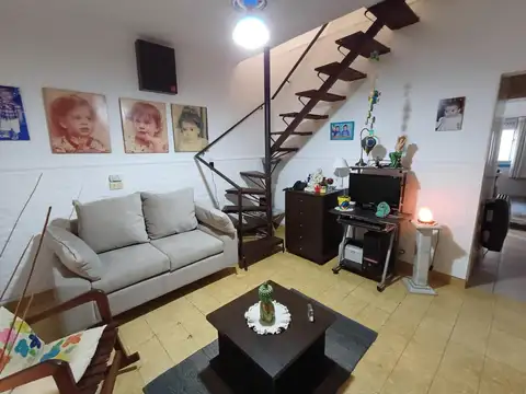VENTA CASA DE PASILLO DOS PLANTAS CON PATIO Y PARRILLERO