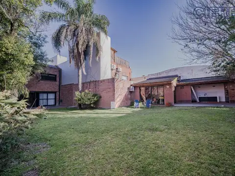 Espectacular Casa de 6 ambientes, 4 dormitorios, 3 Baños, Cochera, Quincho, Parrilla y Jardín.