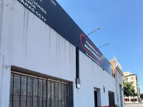 LOCAL/DEPOSITO AMPLIO, BUENA UBICACION FRENTE A LA ESTACION.