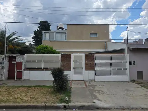 PH al frente tipo casa con patio, jardín y cochera