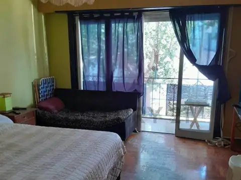 Casa multifamiliar en terreno propio con patio y cochera