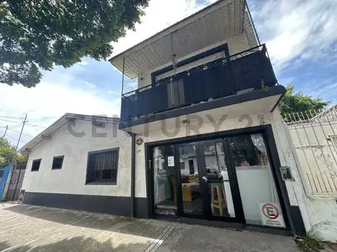 En block, amplia casa-hotel en terreno propio con patio