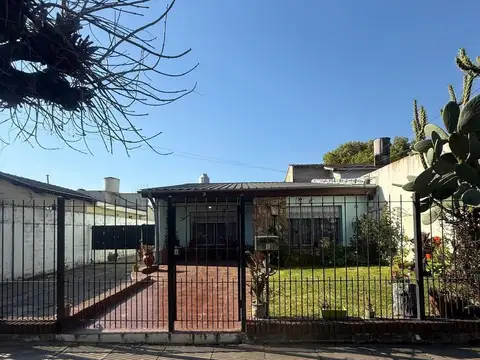 Casa en venta en Castelar - Zona residencial