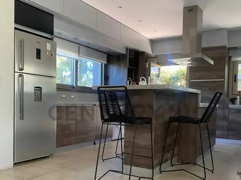 Casa 6 ambientes con 3 baños