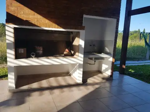 CASA DE DOS DORMITORIOS CON PISCINA- FUNES- ROLDAN