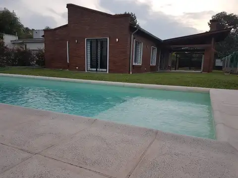 CASA DE DOS DORMITORIOS CON PISCINA- FUNES- ROLDAN