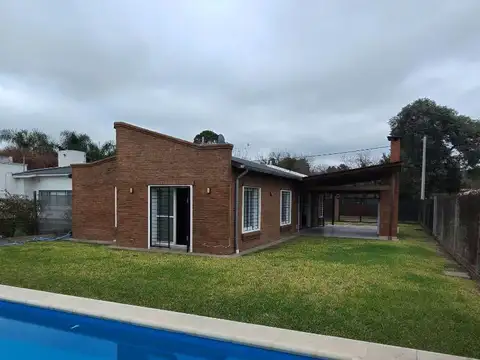 CASA DE DOS DORMITORIOS CON PISCINA- FUNES- ROLDAN
