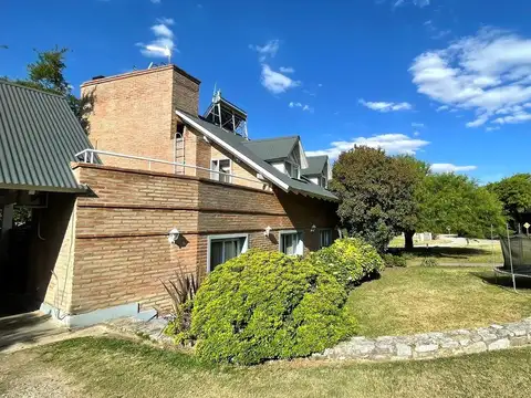 Casa 8 ambientes con 4 baños