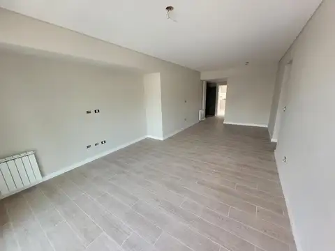 EXCELENTE DEPTO. 4 AMBIENTES CON COCHERAS, BALCÓN Y BAULERA