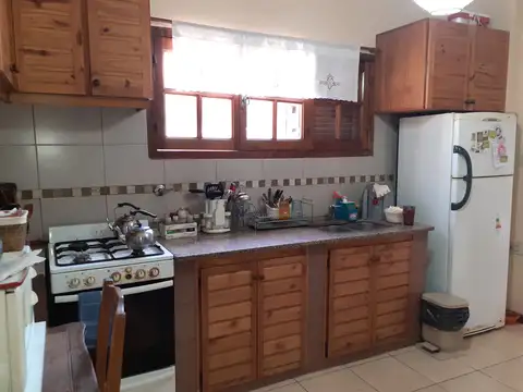 Impecable casa de 3 ambientes, excelente ubicación con parque y quincho (GD-104)