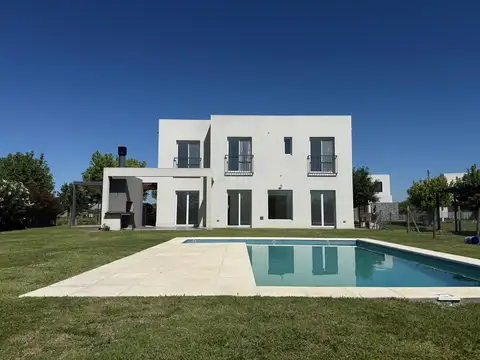 Venta casa 4 ambientes en El Cantón Golf, Escobar