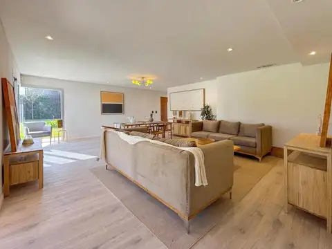 Casa 6 ambientes con 4 baños