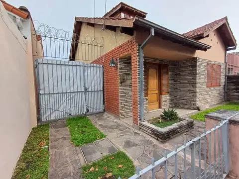 Casa en alquiler de 4 ambientes. Cochera pasante. Parque. Quincho. Dependencia.