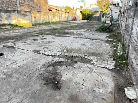 Galpon con terreno libre al frente