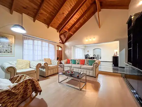 VENTA/ PERMUTA- Casa de 3 dormitorios con jardín, galería, pileta y cochera- Centro, Cañada de Gómez