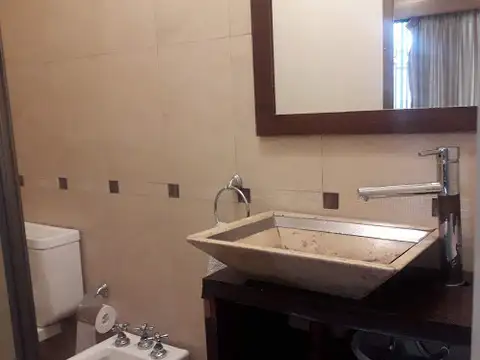 EXCELENTE DEPARTAMENTO DE CUATRO AMBIENTES CON COCHERA Y BAULERA