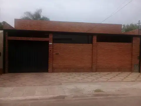 HERMOSA CASA CON  EDIFICACIÓN EN SU FONDO