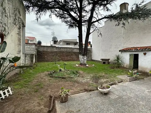 CASA  4 AMBIENTES Y LOCAL-VILLA LUZURIAGA-PERMUTA