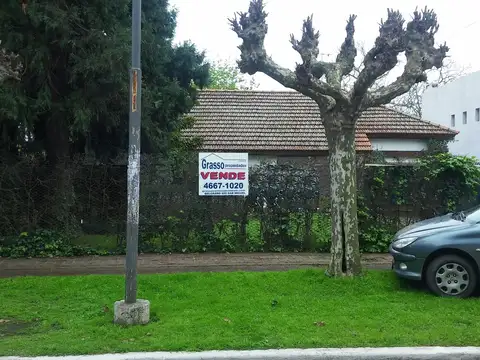 CHALET CON AMPLIO PARQUE Y PILETA - MUY BUENA UBICACION DE SAN MIGUEL. SOBRE CALLE GELLY Y OBES 1400