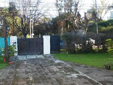 CHALET CON AMPLIO PARQUE - MUY BUENA UBICACION DE SAN MIGUEL - PILETA - LOTE DE 17 X 58