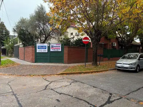 CHALET 5 AMBIENTES CON JARDIN Y COCHERA VARIOS AUTOS