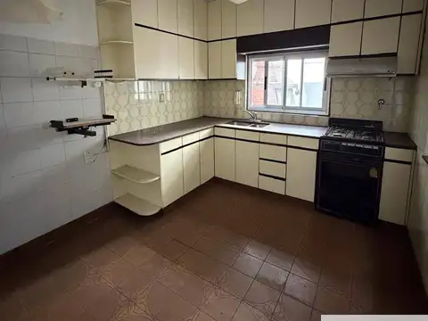 Casa 7 ambientes con 2 baños