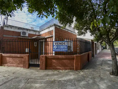 CASA AL FRENTE CON GARAGE