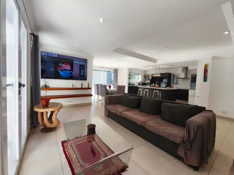 Casa 6 ambientes con 4 baños