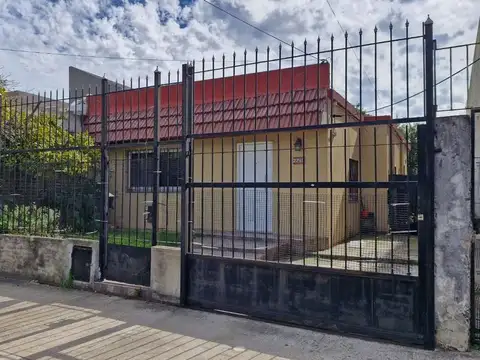 casa en alquiler 3 ambientes con parque en Lanus O