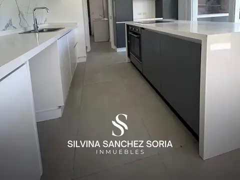 Casa en Alquiler con 2 cocheras
